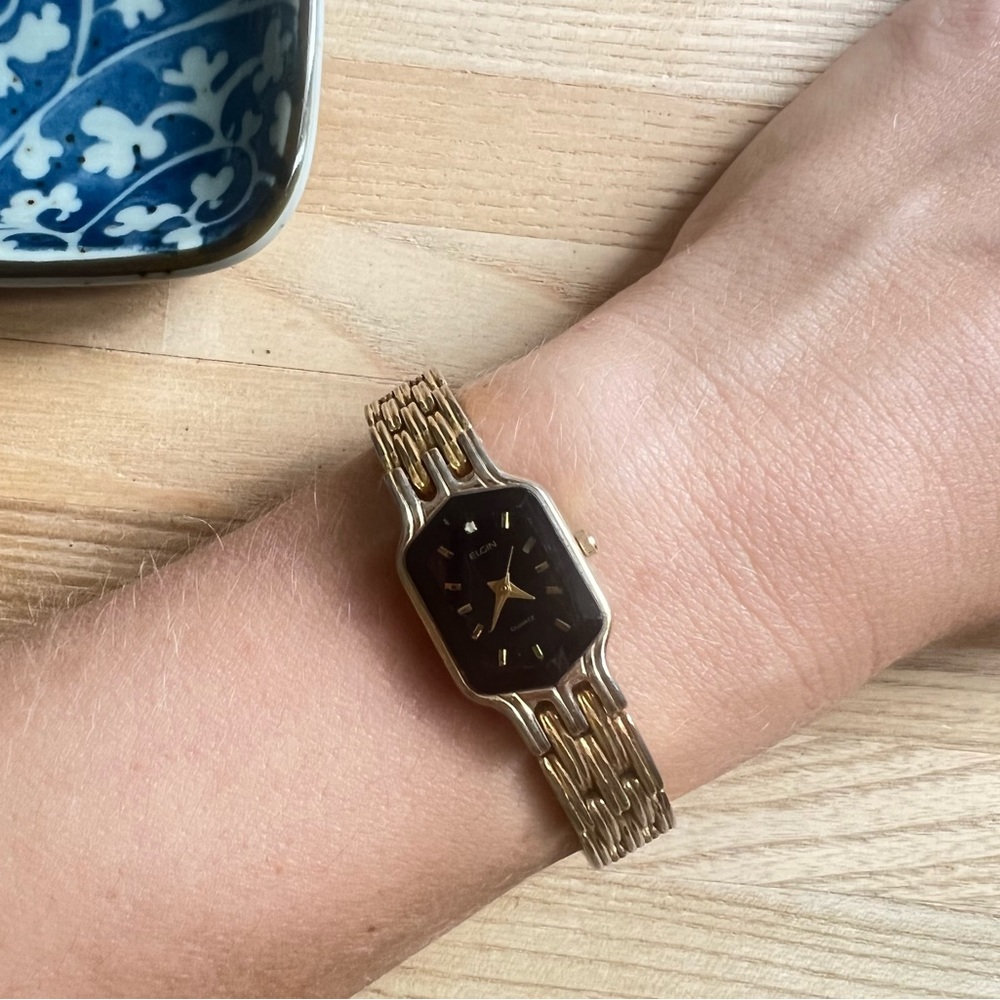 Vintage Elgin ladies black dial gold tone dress watch NEW BATTERY